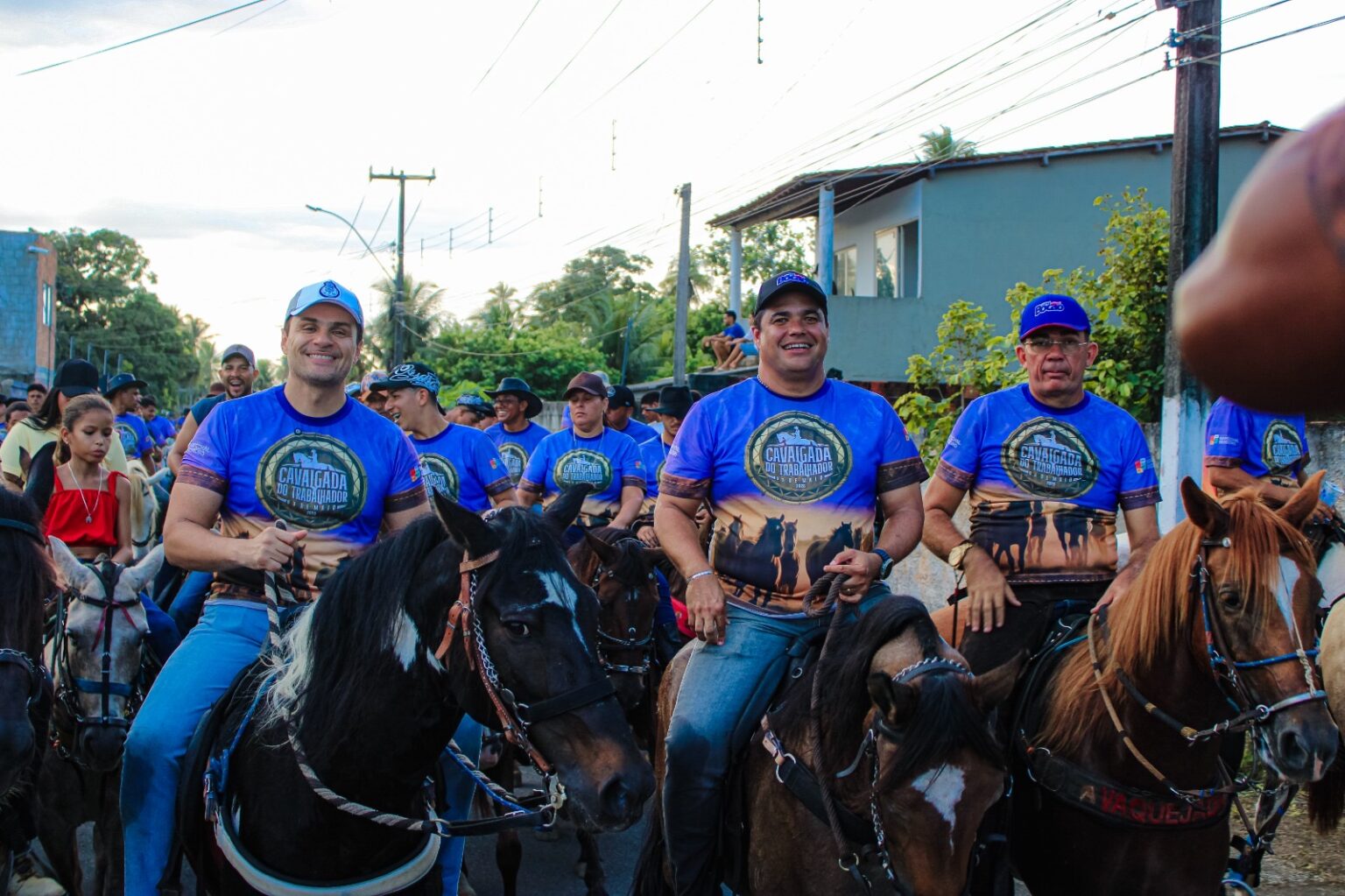 Cavalgada do Trabalhador leva centenas de vaqueiros deodorenses às ruas em celebração à tradição