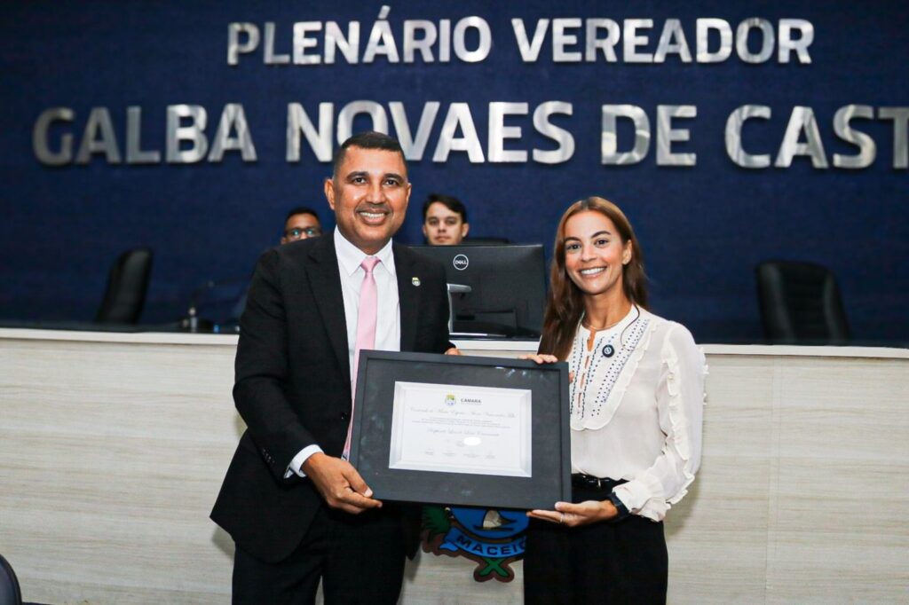 Vereador Cal Moreira entrega Comenda Álvaro Vasconcelos Filho à influenciadora e atleta Raphaela Lins